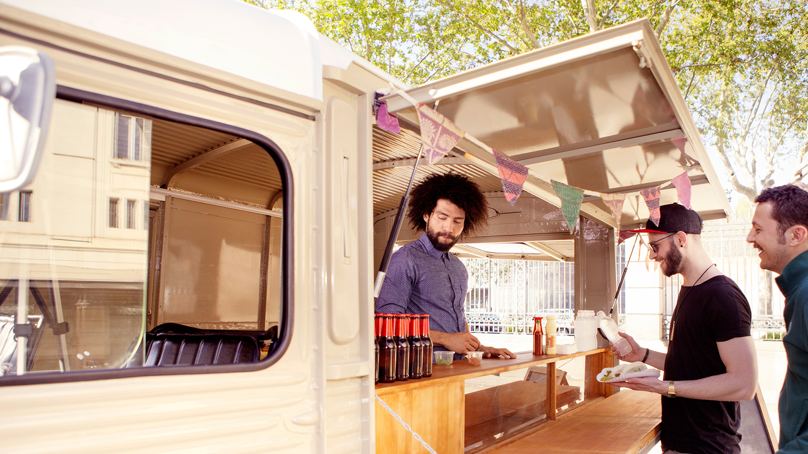 Người đàn ông thanh toán tại xe bán hàng bằng đầu đọc thẻ di động