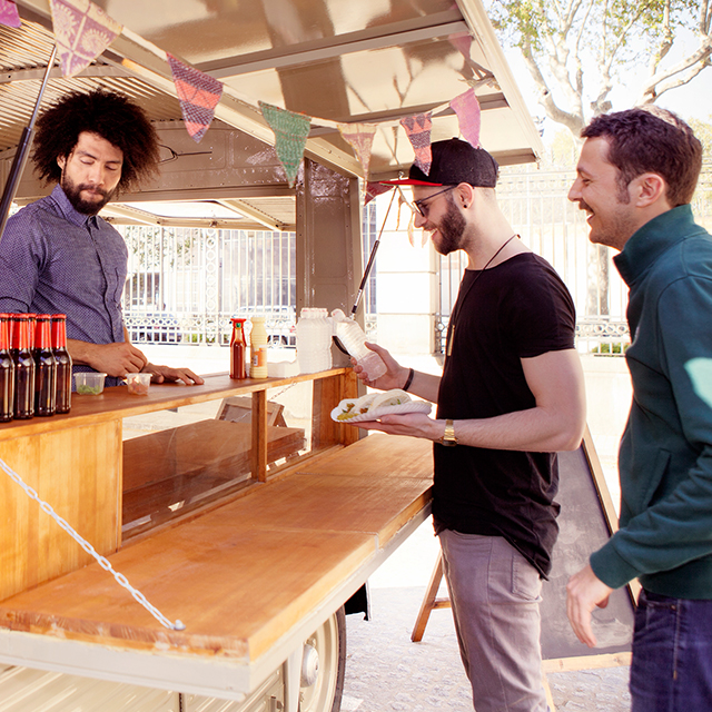 Người đàn ông thanh toán tại xe bán hàng bằng đầu đọc thẻ di động