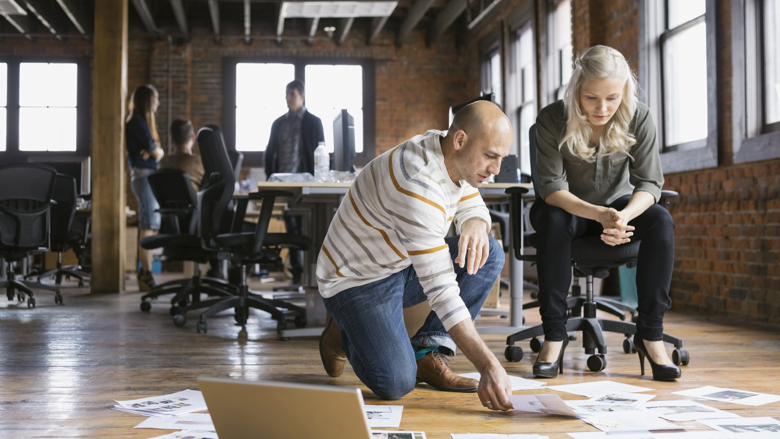 Những nhân viên trẻ làm việc trong văn phòng hiện đại. 