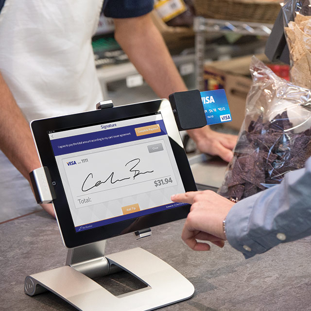 Khách hàng đang thanh toán bằng thẻ trên một thiết bị di động