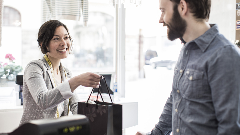 Người bán hàng giao hàng sau khi người mua thanh toán Samsung Pay