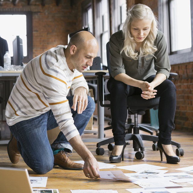 Những nhân viên trẻ làm việc trong văn phòng hiện đại. 