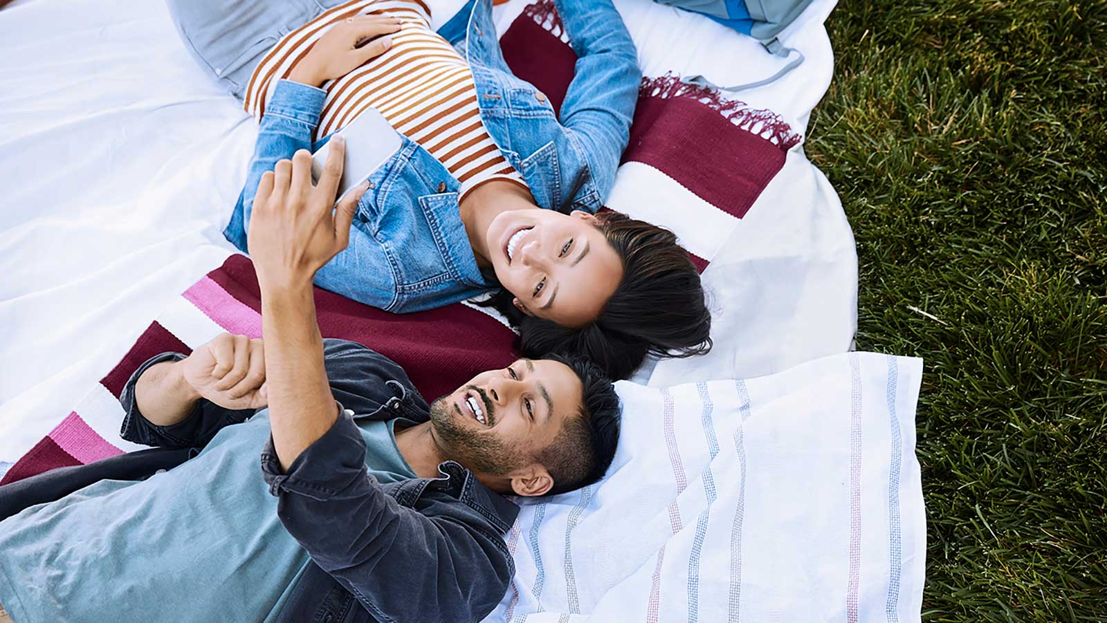 một cặp đôi đang chụp ảnh selfie