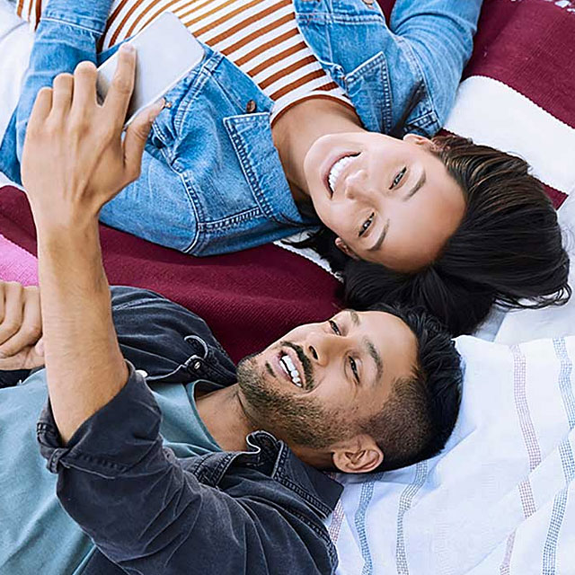 một cặp đôi đang chụp ảnh selfie